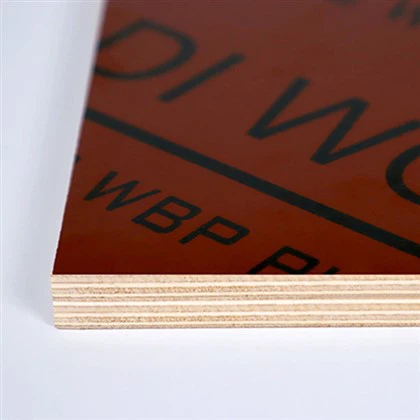 Film merah kayu yang direkayasa menghadap kayu lapis